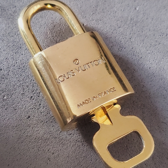 #307 AUthentic LOUIS VUITTON Lock Key Set Padlock Brass Polished Gold Ne… - Picture 9 of 16